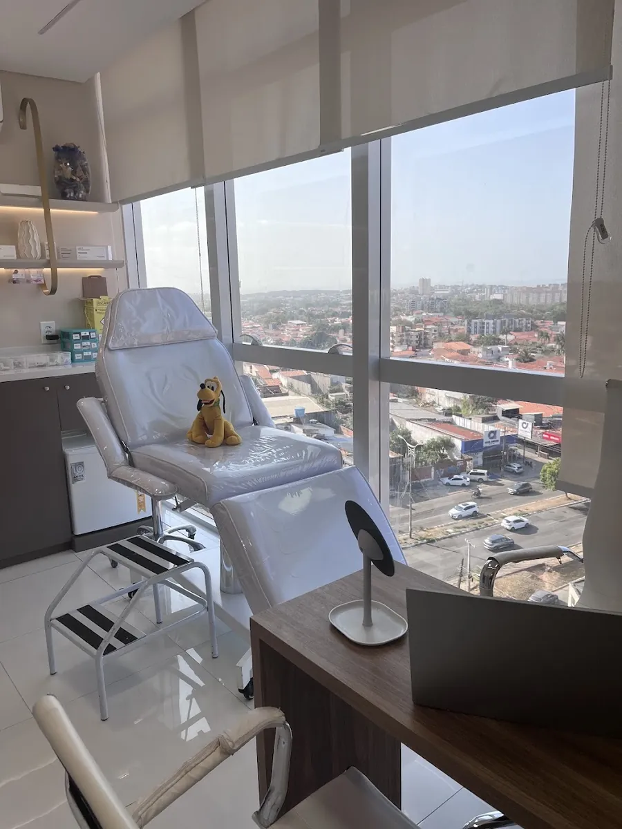 Sala de procedimento com poltrona e janela com vista para a cidade